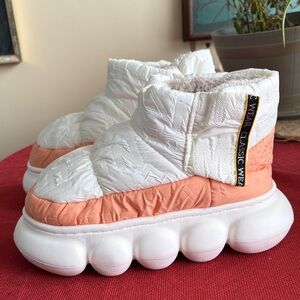 Zonto Cozy White and peach Kids Boots slippers